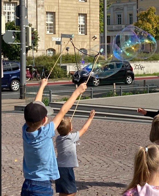 Kinder und Seifenblasen