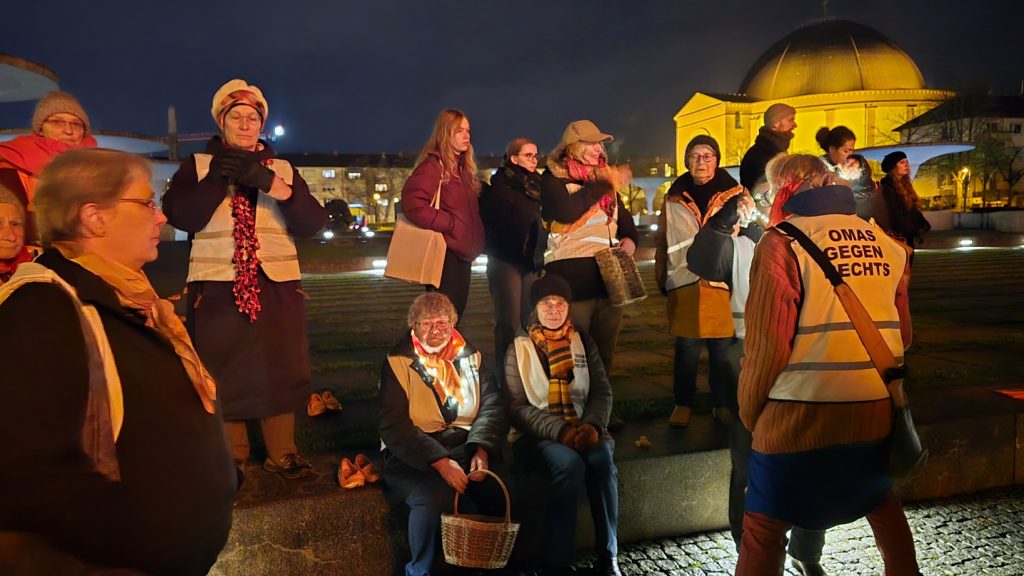 Omas gegen Rechts bei der Abschlusskundgebung