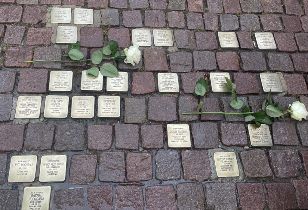 Stolpersteine mit Rosen