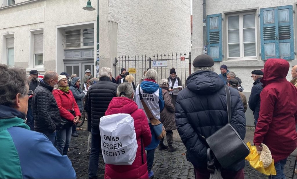 Frau liest Gruppe vor