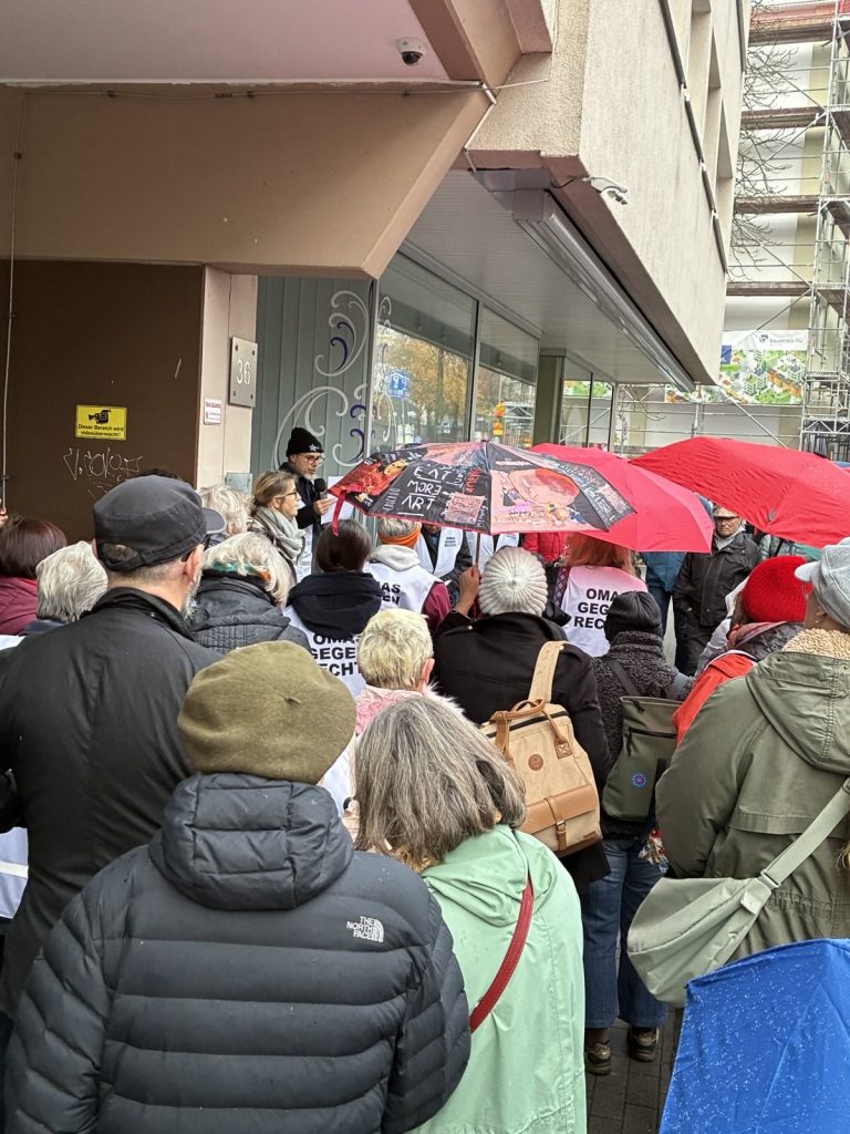 Menschen hören einem Vorlesenden zu