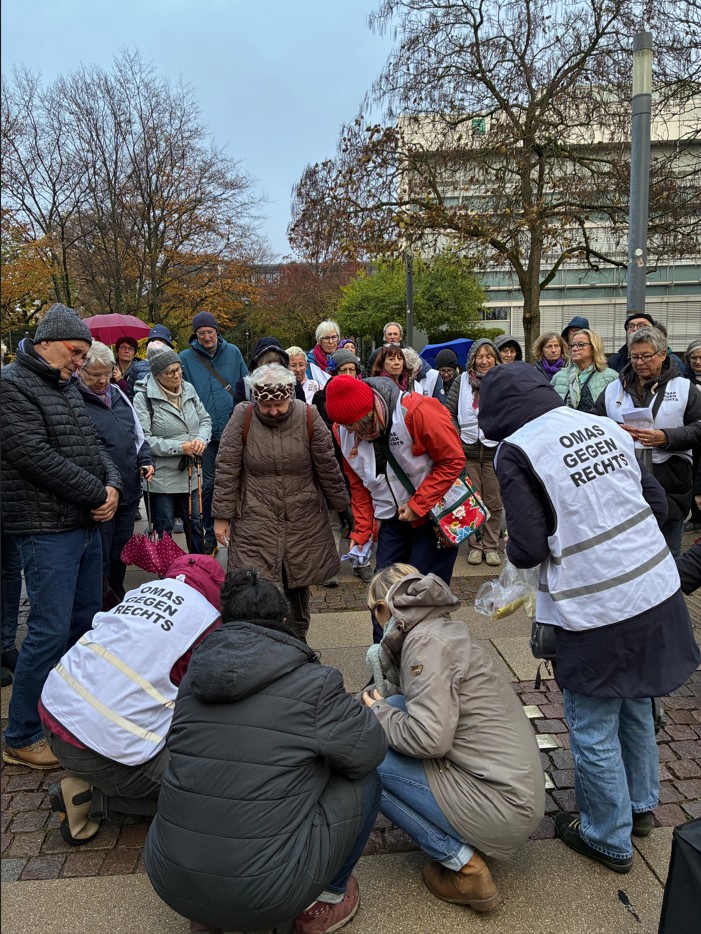Menschen reinigen Stolpersteine