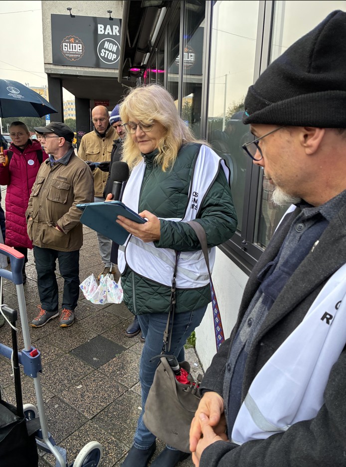 Frau liest vom tablet