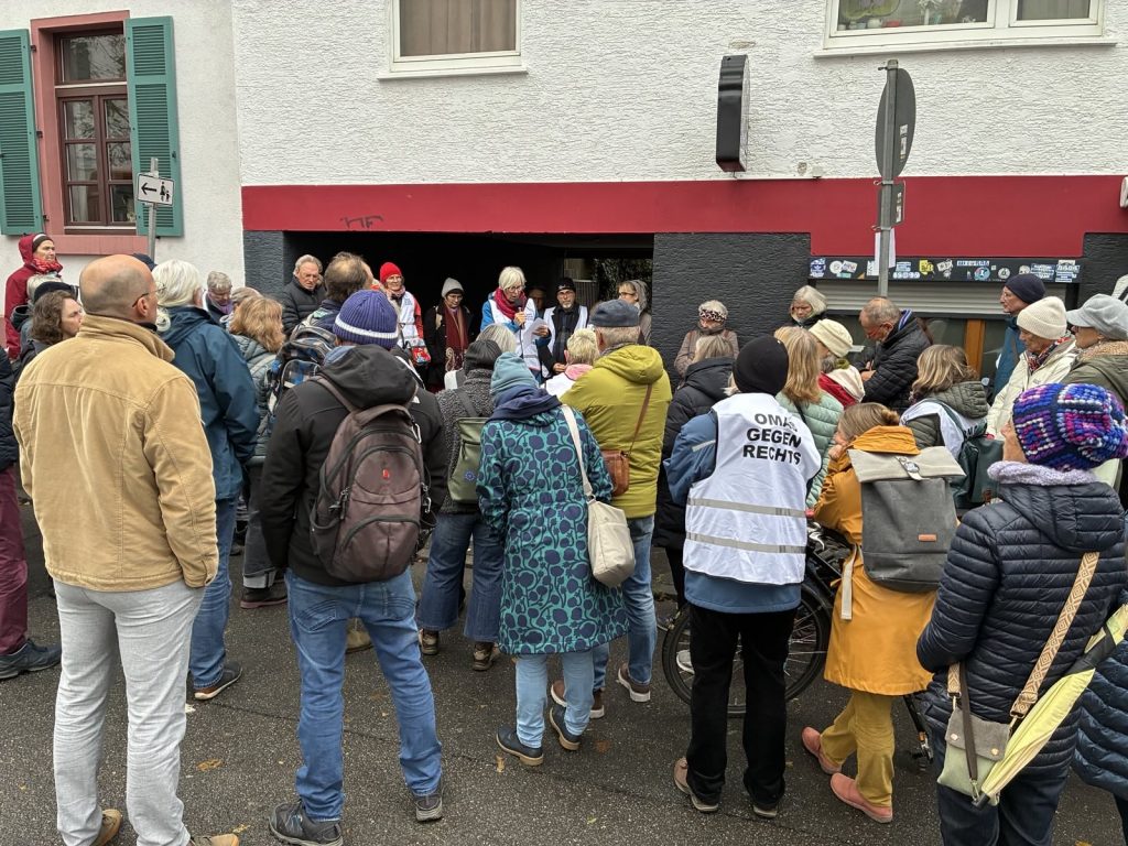 Frau liest Menschen vor