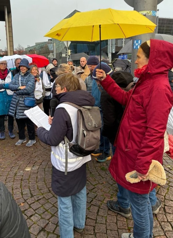 Frau liest unter Regenschirm vor
