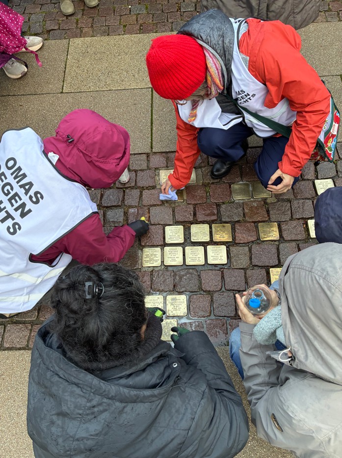 Stolpersteine werden geputzt