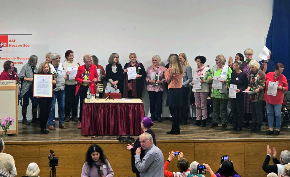 OGR bekommen den Omlympe de Gouges Preis alle auf der Bühne