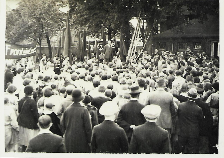 Der „Goldne Löwe“ ist am 31. Januar 2026 Treffpunkt eines historischen Rundgangs über „Verfolgung und Widerstand unterm Hakenkreuz“ in Arheilgen. Dieses historische Foto entstand bei einer Kundgebung im Biergarten am 3. Juni 1932. Dort sprach damals der Gewerkschafter und Sozialdemokrat Wilhelm Leuschner.