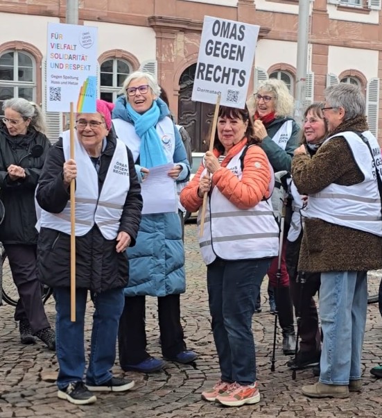 OGR demonstrieren auf dem Luisenplatz mit dem Bündnis gegen Rechts