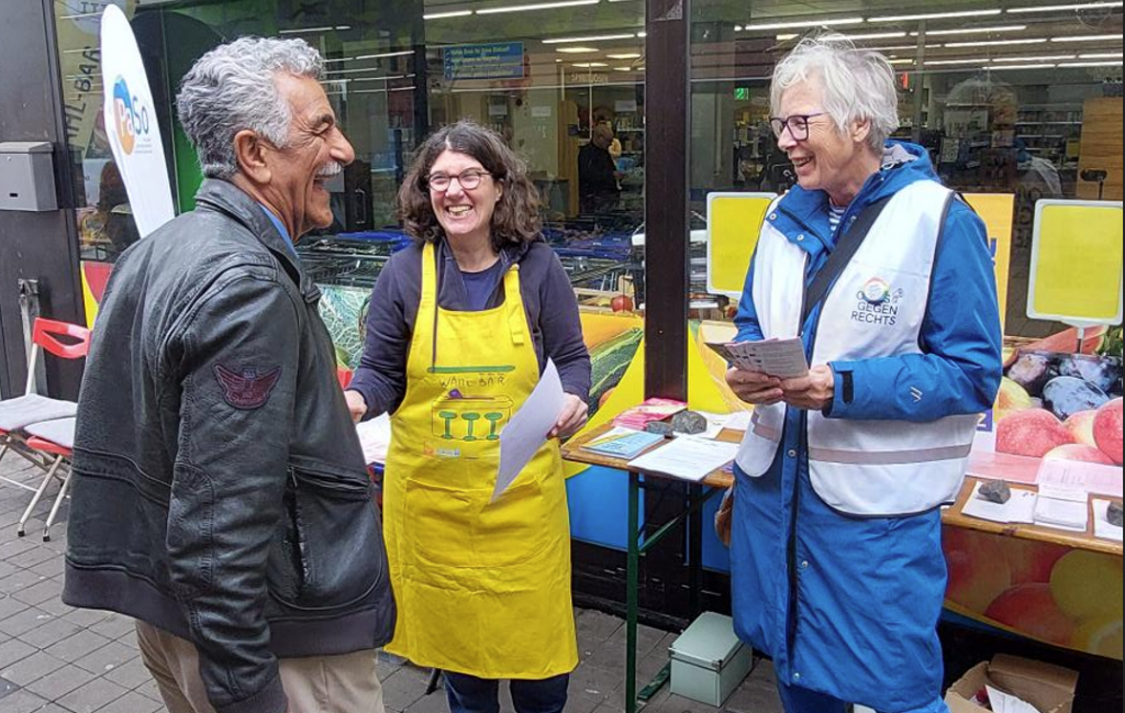 Ein Mann bei der Wählbar in Kranichstein unterhält sich mit den OGR Da