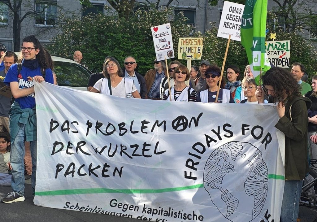 Omas Gegen rechts auf der Klimademo im April 26