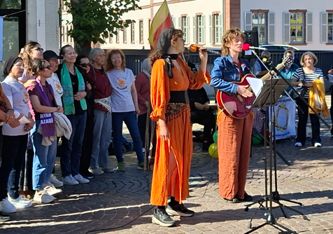 Mütterkarawane 15.6.26 in DA, 2 Frauen singen