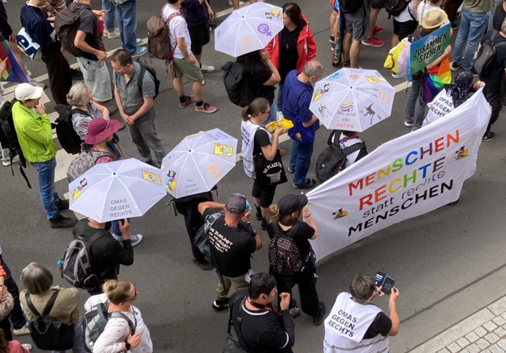 OGR als Demoteilnehmerinnen in Erfurt auf dem AFD Parteitag