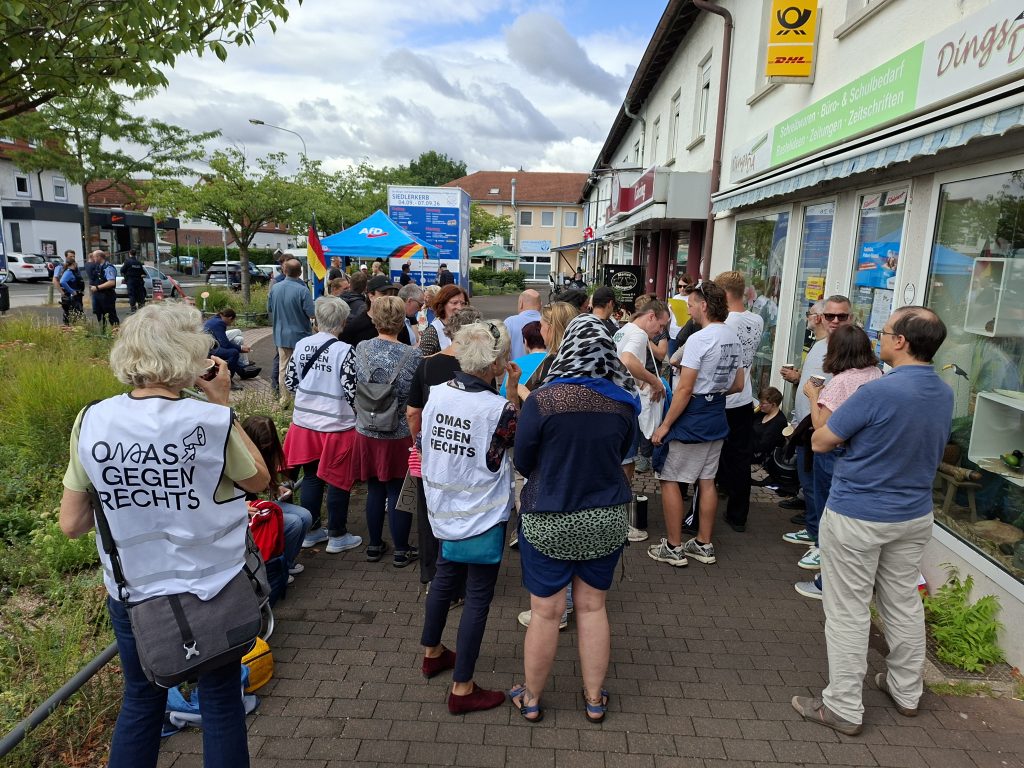 22.08.2026, Omas besuchen den Stand der AdF in der Heimstättensiedlung