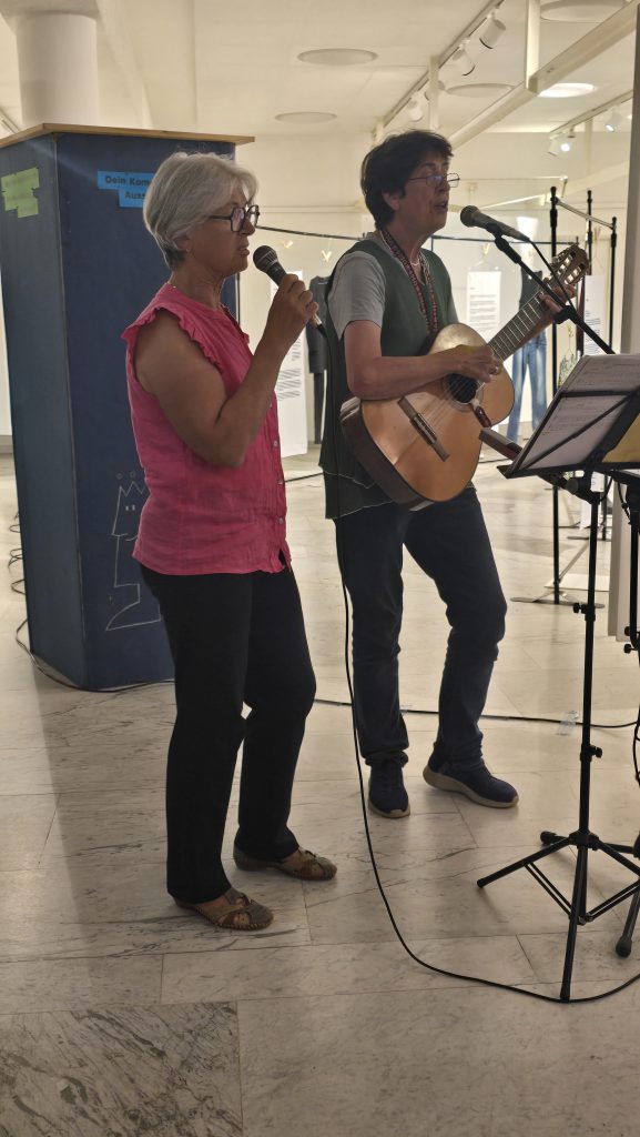 Interpretation des Lieds Quiet von Milck von 2 Omas gegen Rechts bei der Eröffnung der Ausstellung "Was ich anhatte" im Justus Liebig Haus Darmstadt