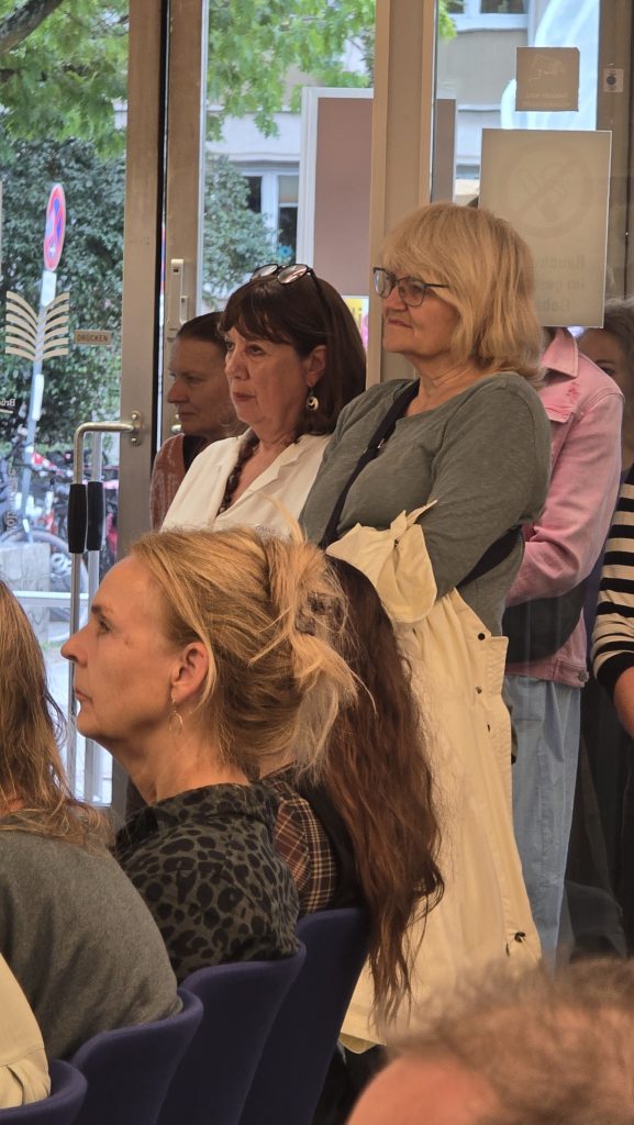 ZuhörerInnen der Eröffnungsrede von Bürgermeisterin Barbara Akdenz bei Eröffnung der Ausstellung "Was ich anhatte" im Justus Liebig Haus Darmstadt