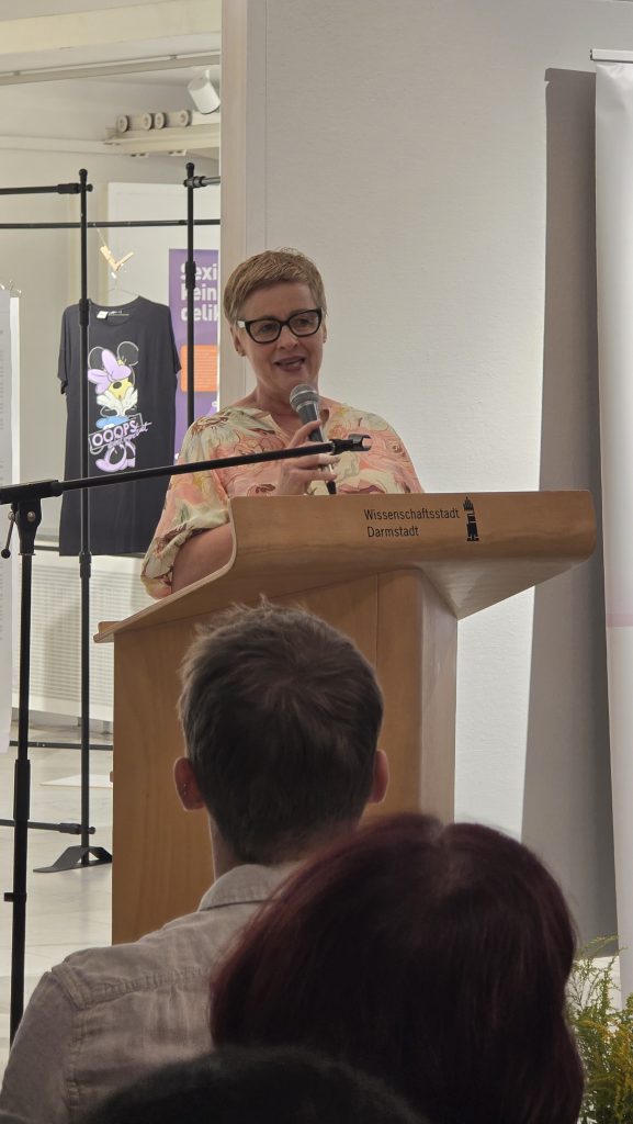 Ute Günther von ProFamilia eröffnet der Ausstellung "Was ich anhatte" im Justus Liebig Haus Darmstadt