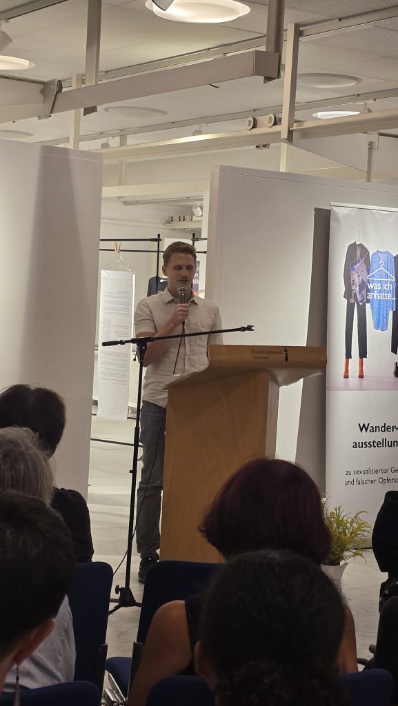 Rede von Eric Span-Wolf vom Paritätischen bei Eröffnung der Ausstellung "Was ich anhatte" im Justus Liebig Haus Darmstadt