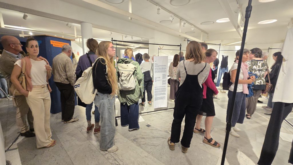 Personen schauen sich die Ausstellung "Was ich anhatte" an bei der Eröffnung im Justus Liebig Haus Darmstadt