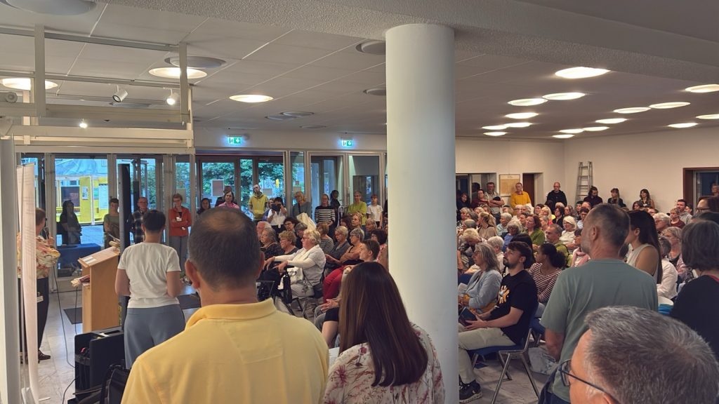 Publikum Bild 2bei Eröffnungsrede der Ausstellung "was ich anhatte" im Justus Liebig Haus Darmstadt