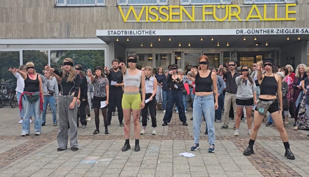 Flashmob "Der Vergewaltiger bis Du" zur Vernissage "Was ich anhatte" vor dem Justus Liebig Haus Darmstadt