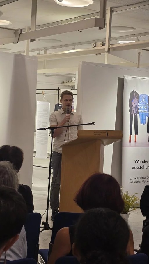 Dr. Eric Wolf Span bei der Eröffnungsrede der Ausstellung