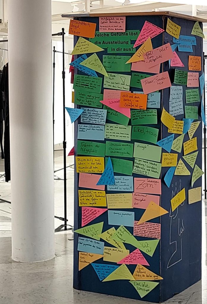 Stele mit den Texten auf der Ausstellung