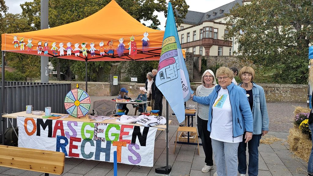 die OMAS GEGEN RECHTS beim Aufbau des Standes am Weltkindertag